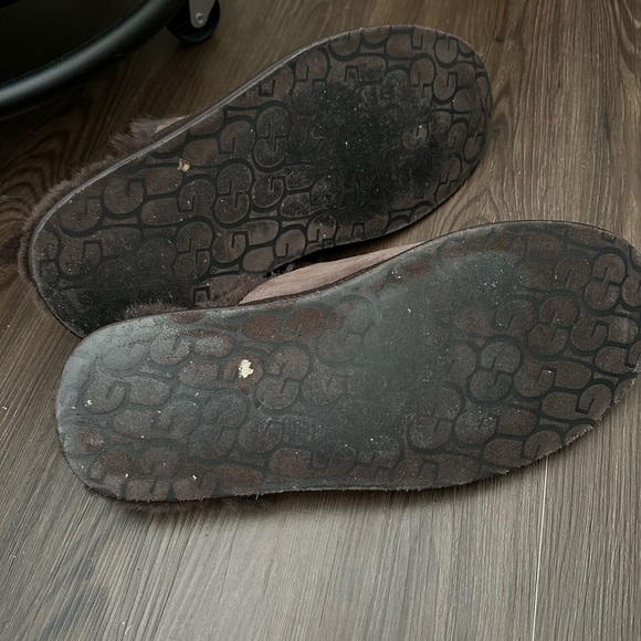 Ugg Hyde slippers USED - Picture 11 of 11